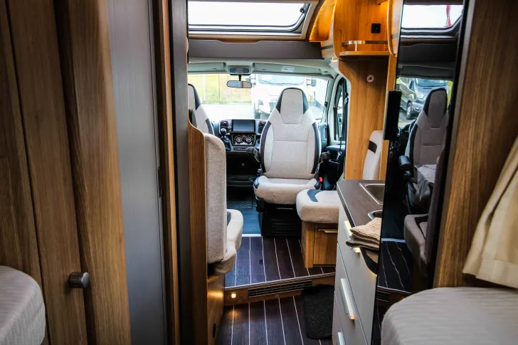 Fahrzeugbild Knaus Sky TI 650 MEG Platinum Selection S7-Fenster | Trittstufe #7