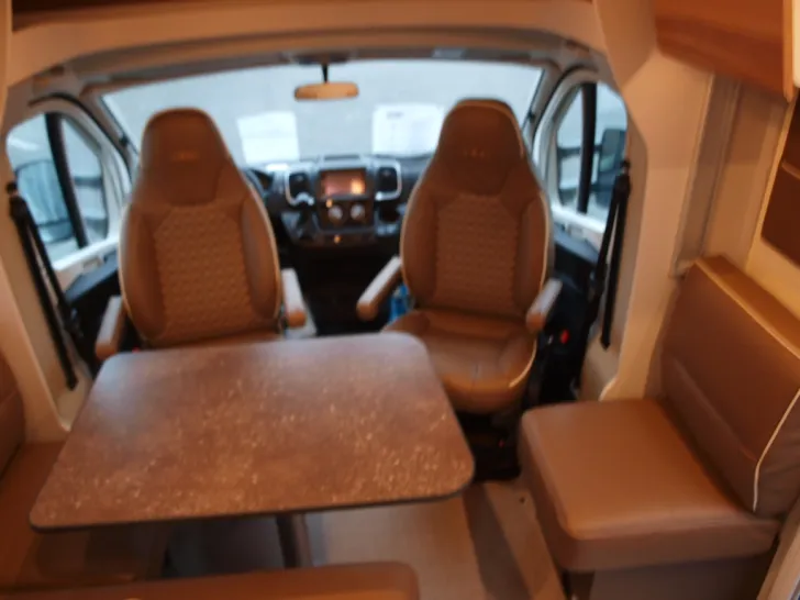Fahrzeugbild Bürstner B66 690 TD Polster "Choco"/Automatik/SAT #13