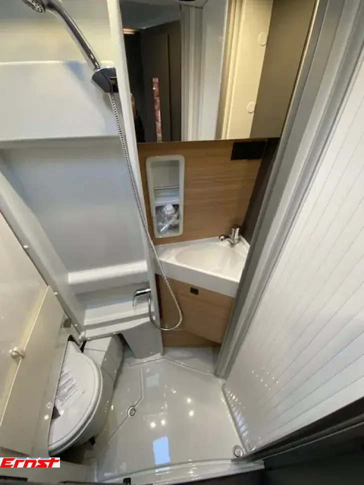 Fahrzeugbild Malibu Van First Class - Two Rooms 640 LE RB charming GT skyview #5