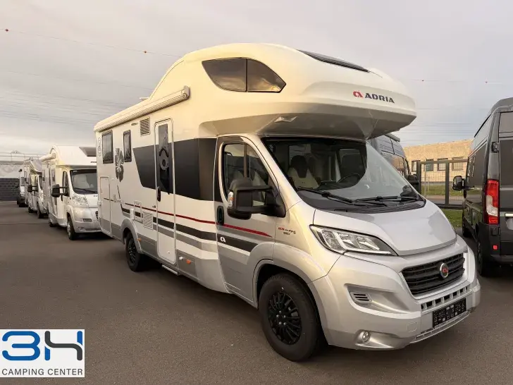 Schräg Vorne Adria Coral XL Plus 670 SL