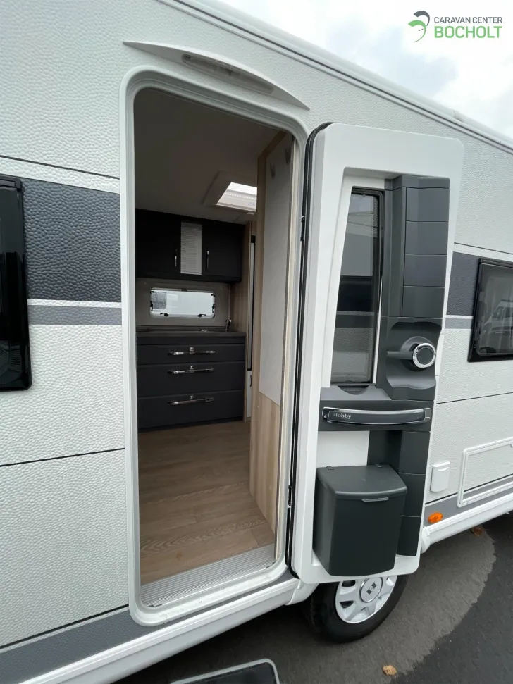 Fahrzeugbild Hobby De Luxe 460 UFe InterCaravaning 1500 kg / Mover / Fahrradträger #11