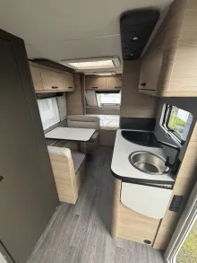 Fahrzeugbild Weinsberg CaraOne 500 FDK 1700 kg, Deckenschränke #6