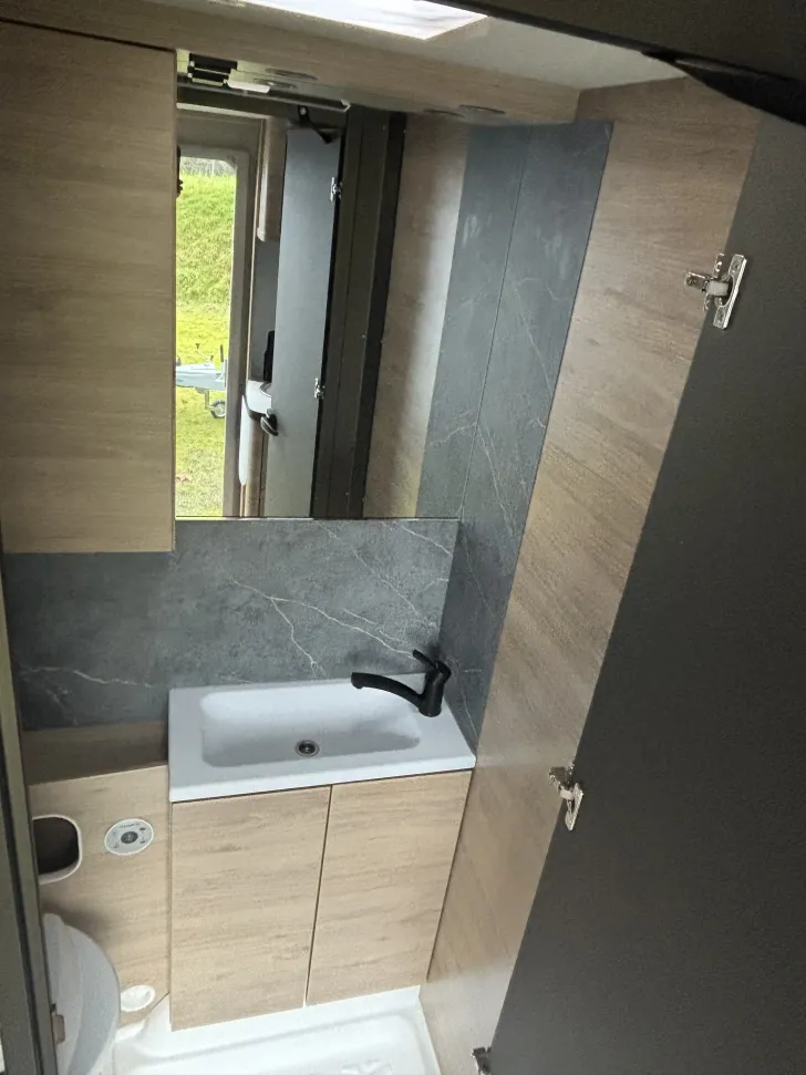 Fahrzeugbild Weinsberg CaraOne 500 FDK 1700 kg, Deckenschränke #11