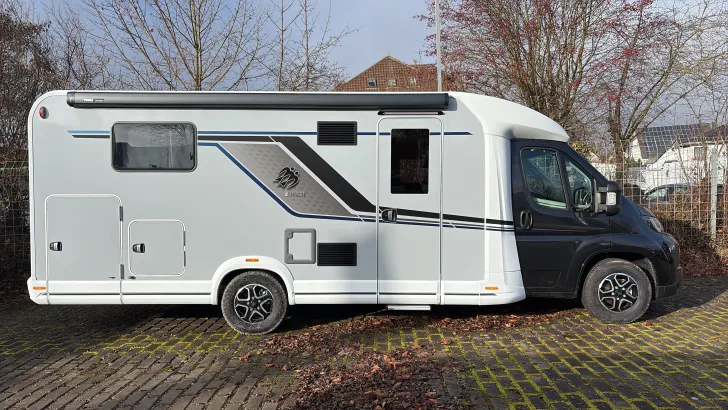 Seitlich Knaus Sky TI 700 MEG Automatik