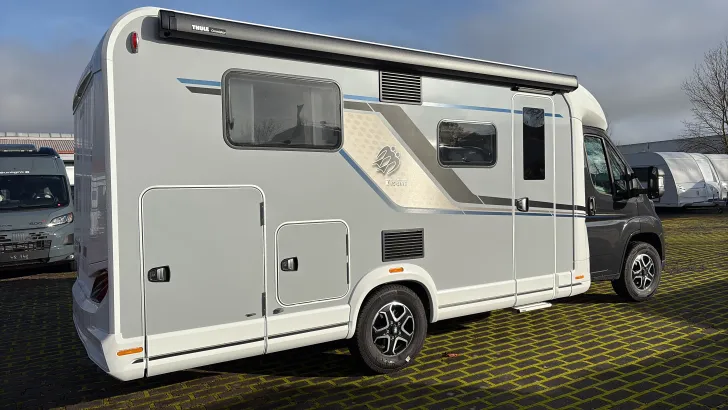 Schräg Hinten Knaus Sky TI 650 MEG Automatik