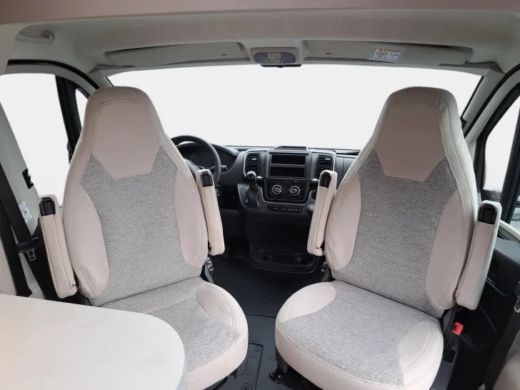 Fahrzeugbild Carado pro CV 640 Automatik, Solar, Rahmenfenster #8