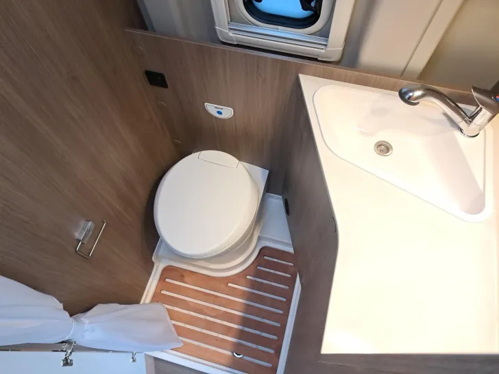 Fahrzeugbild Carado pro CV 640 Automatik, Solar, Rahmenfenster #14