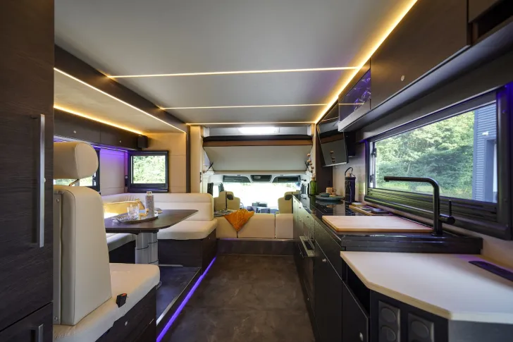 Fahrzeugbild RJH Excellence #9