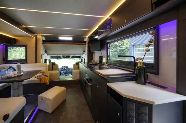 Fahrzeugbild RJH Excellence #13