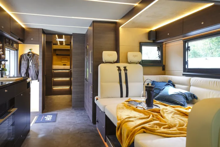 Fahrzeugbild RJH Excellence #15