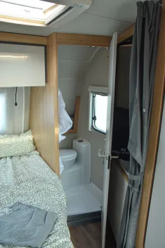 Bild 18 Knaus SPORT 450 FU *Ambientebel.*Duschausbau*