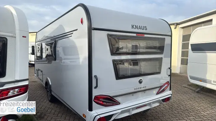 Schräg Hinten Knaus Südwind 540 FDK Black Selection