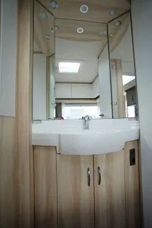 Fahrzeugbild Hobby De Luxe 540 KMFe/Duschvorbereitung/Ambiente #21