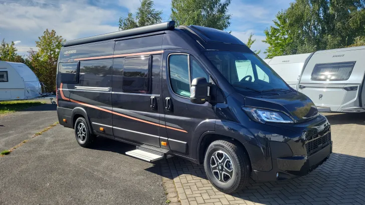 Schräg Vorne Weinsberg CaraBus 630 ME EDITION [FIRE]