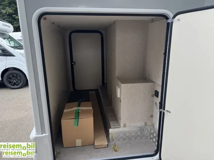 Fahrzeugbild Forster T 599 HB Coupé (Slim) mit Hubbett #16