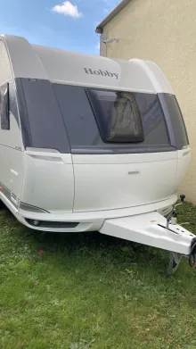 Frontal Vorne Hobby De Luxe 400 SFe