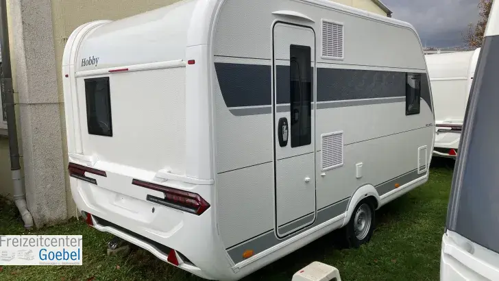 Schräg Hinten Hobby De Luxe 400 SFe