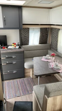 Sicht vorne-hinten Hobby De Luxe 400 SFe