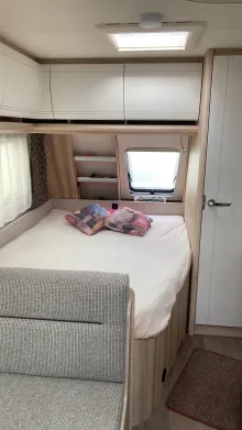 Sicht vorne-hinten Hobby De Luxe 400 SFe