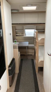 Sicht vorne-hinten Hobby De Luxe 515 UHK Hubbett