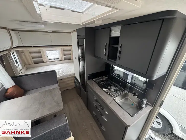 Fahrzeugbild Hobby De Luxe 490 KMF Autark, Garage, 1800 kg #7