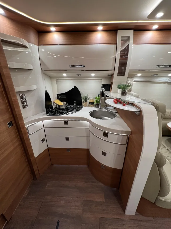 Fahrzeugbild Carthago chic c-line I 5.9 XL LE Mercedes (294) #20