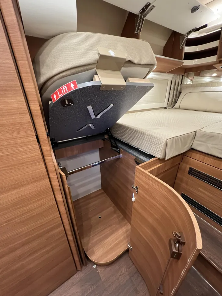 Fahrzeugbild Carthago chic c-line I 5.9 XL LE Mercedes (294) #27