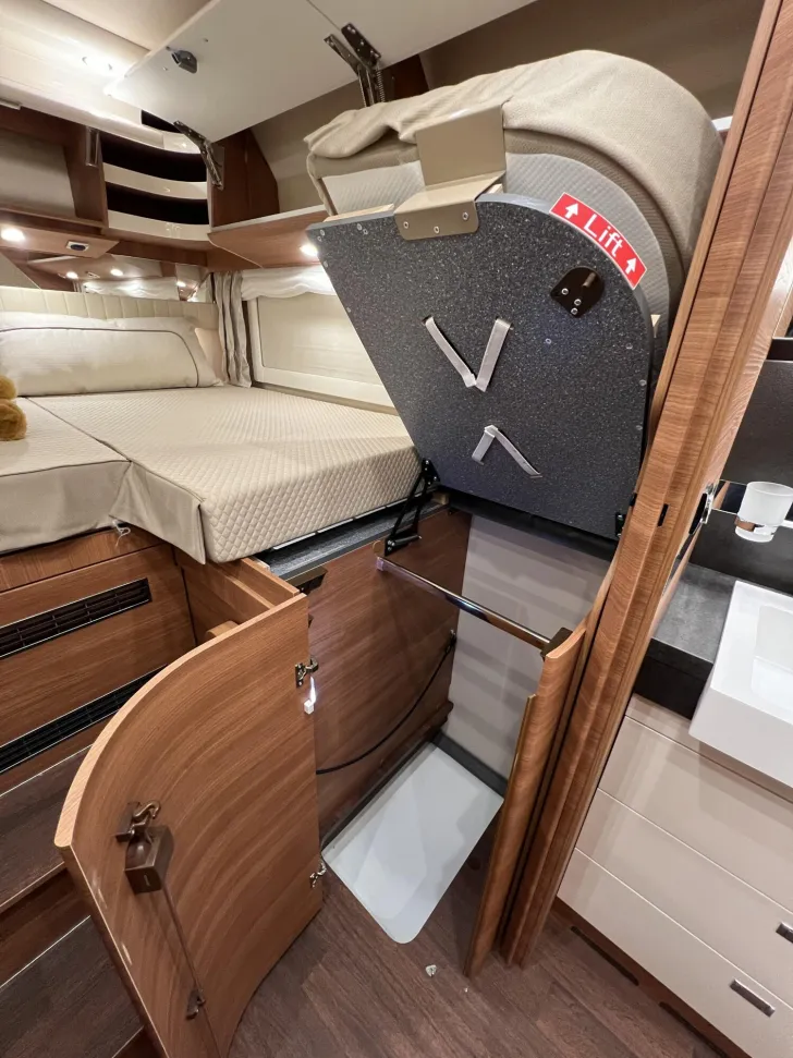 Fahrzeugbild Carthago chic c-line I 5.9 XL LE Mercedes (294) #28