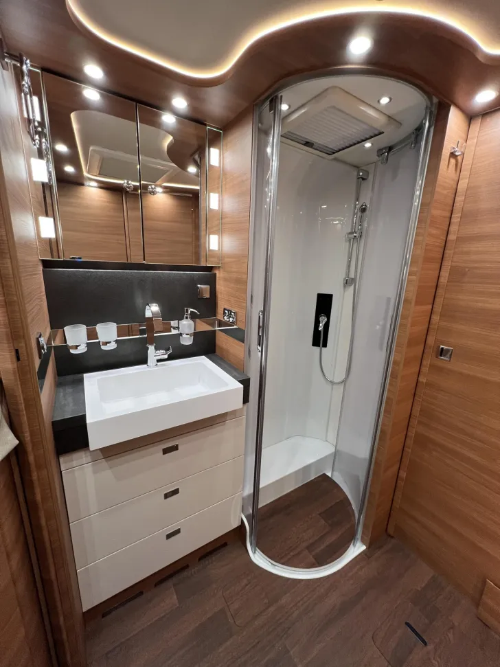 Fahrzeugbild Carthago chic c-line I 5.9 XL LE Mercedes (294) #33