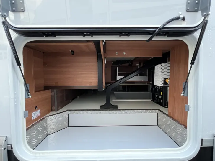 Fahrzeugbild Carthago chic c-line I 5.9 XL LE Mercedes (294) #45