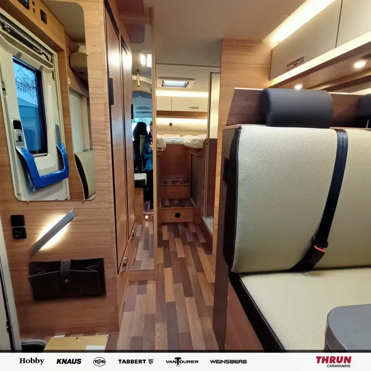 Sicht vorne-hinten Weinsberg CaraCore 700 MEG Zustand sehr gut