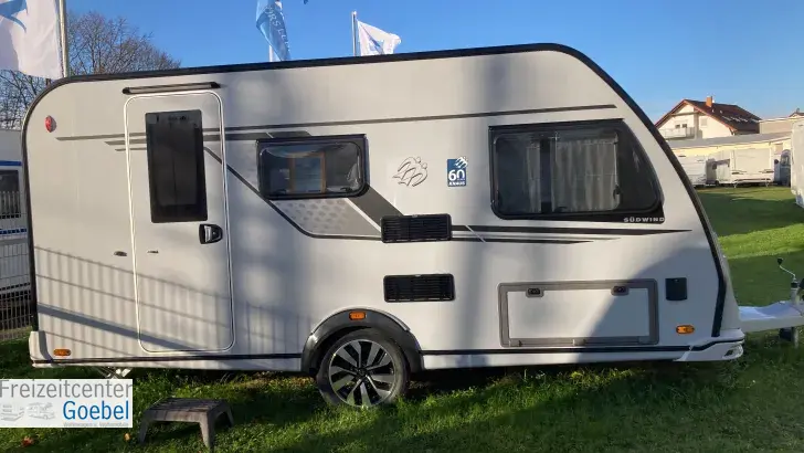 Seitlich Knaus Südwind 420 QD 60 YEARS