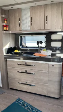 Küchen Hobby Prestige 560 WFU Heckbad