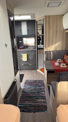 Sicht vorne-hinten Hobby De Luxe 460 SL 14 l elekt. Warmwasserboiler
