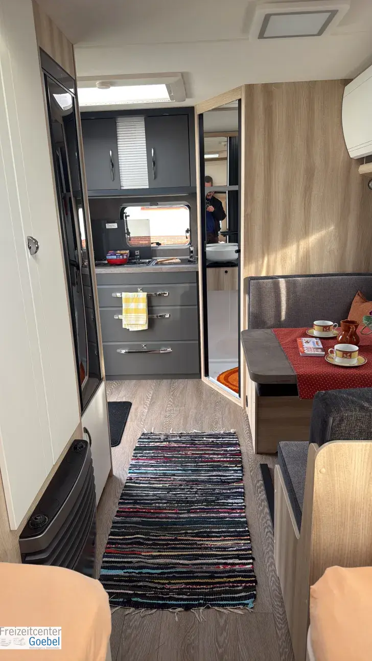 Sicht vorne-hinten Hobby De Luxe 460 SL 14 l elekt. Warmwasserboiler