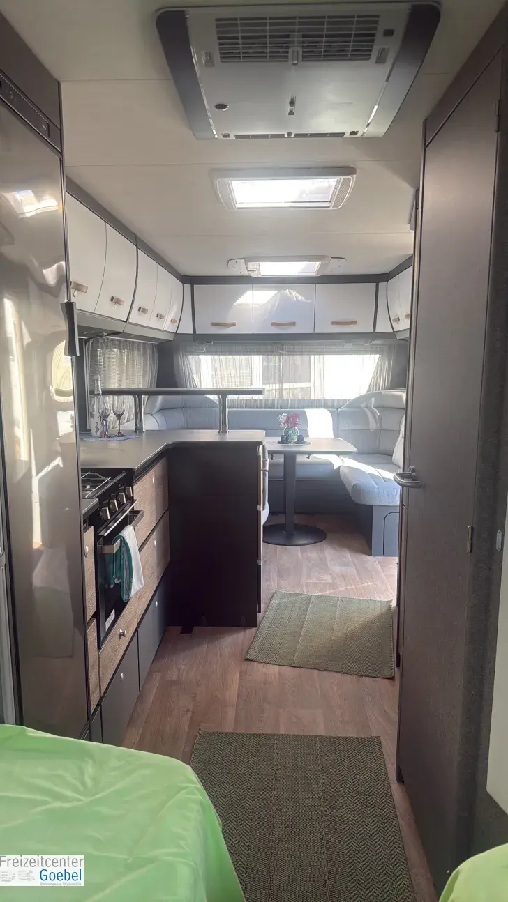 Sicht vorne-hinten Dethleffs Beduin Scandinavia 650 RE Backofen