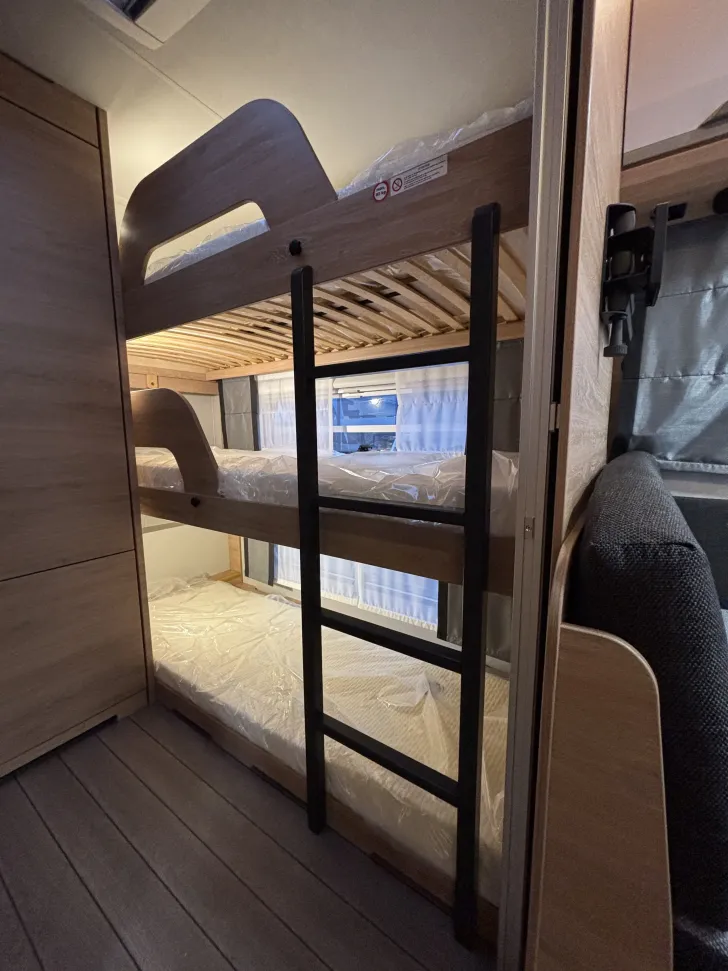 Fahrzeugbild Knaus Südwind 500 QDK Black Selection 3er Etagenbett mit 3 Fenster #6