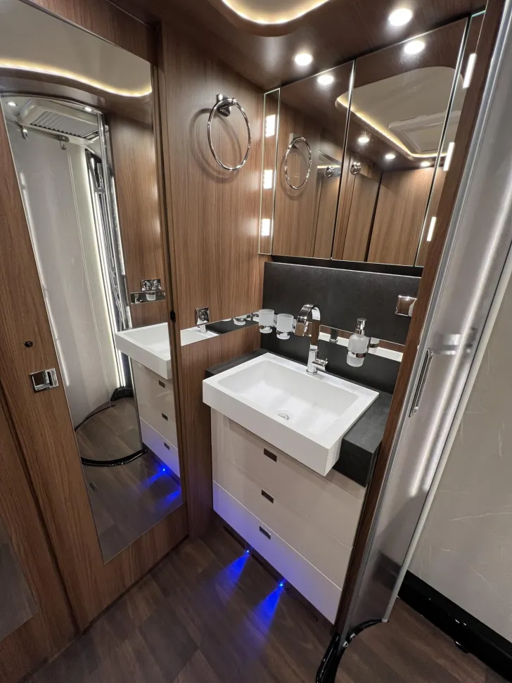 Fahrzeugbild Carthago chic e-line I 61 XL LE Mercedes (299) #35