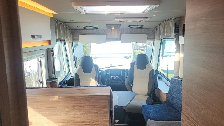 Sicht vorne-hinten Weinsberg CaraCore 700 MEG Automatik