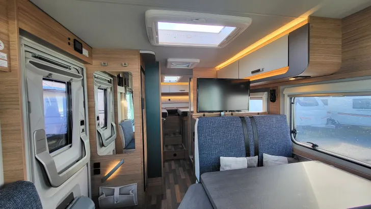 Sicht vorne-hinten Weinsberg CaraCore 700 MEG Automatik