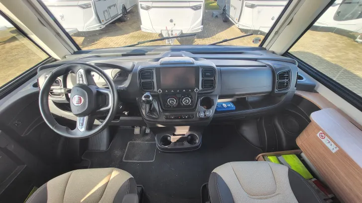 Fahrerhaus Weinsberg CaraCore 700 MEG Automatik