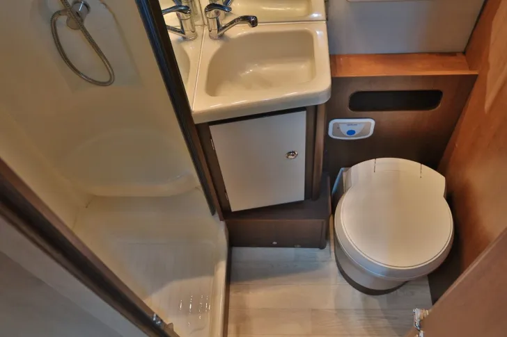 Fahrzeugbild Roller Team T-Line/2.Hand/Festbett+Hubbett/Garage/Klima #16