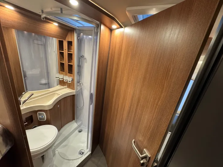 Fahrzeugbild Carthago C1-tourer T 143 KB-LE comfort 4.2t Autark Lithium & Solar #14