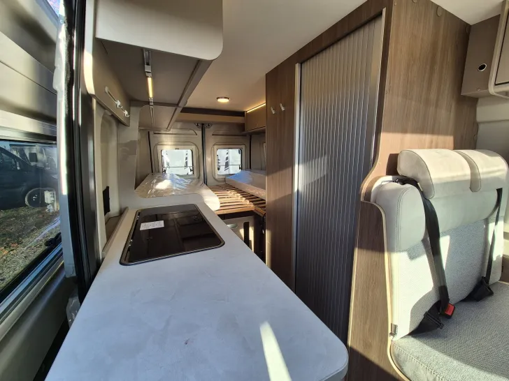 Fahrzeugbild Carado CV640 PRO+ Aufstelldach*Schwenkbad* #12