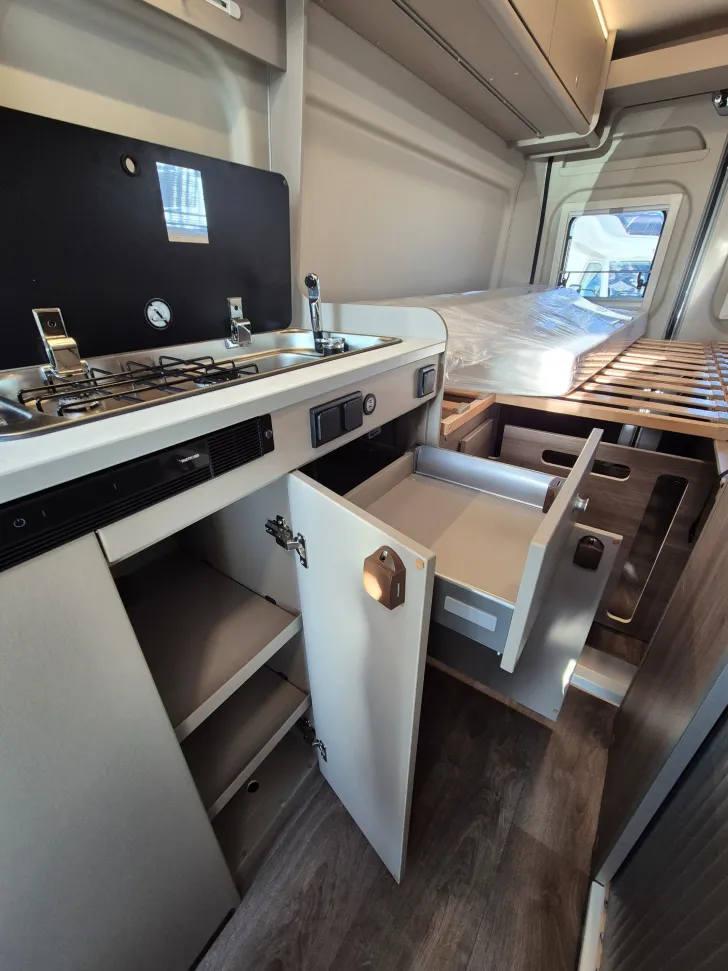 Fahrzeugbild Carado CV640 PRO+ Aufstelldach*Schwenkbad* #25