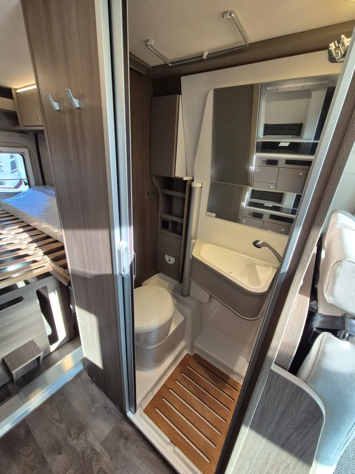 Fahrzeugbild Carado CV640 PRO+ Aufstelldach*Schwenkbad* #26