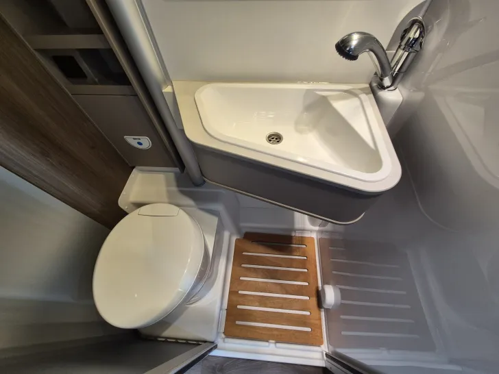 Fahrzeugbild Carado CV640 PRO+ Aufstelldach*Schwenkbad* #27