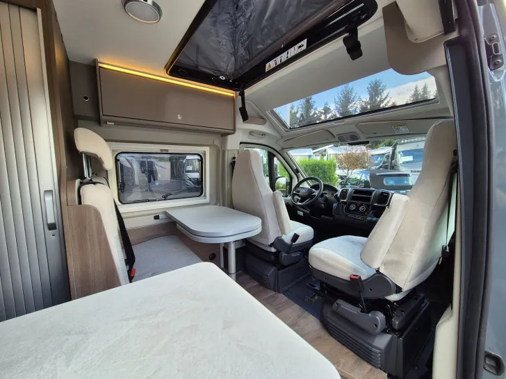 Fahrzeugbild Carado CV640 PRO+ Aufstelldach*Schwenkbad* #9