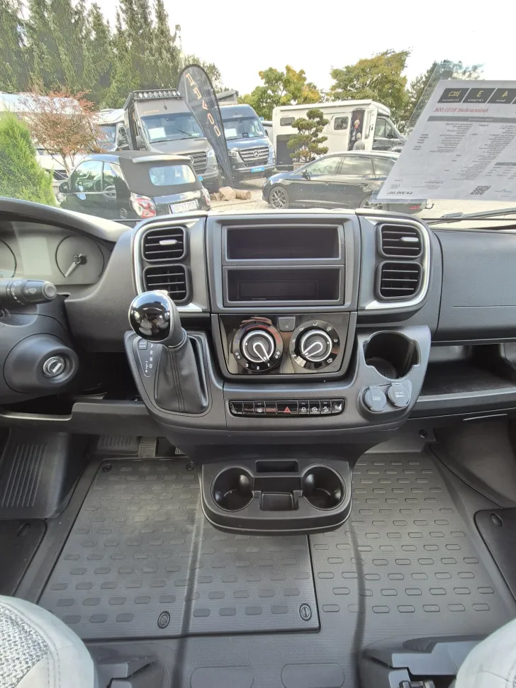 Fahrzeugbild Carado CV640 PRO+ Aufstelldach*Schwenkbad* #13