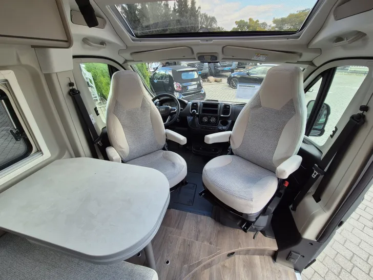 Fahrzeugbild Carado CV640 PRO+ Aufstelldach*Schwenkbad* #14